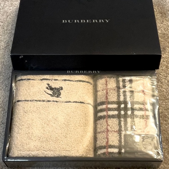 Burberry towel set.